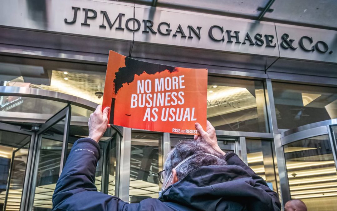 activiste pour le climat devant la banque JPMorgan à New York