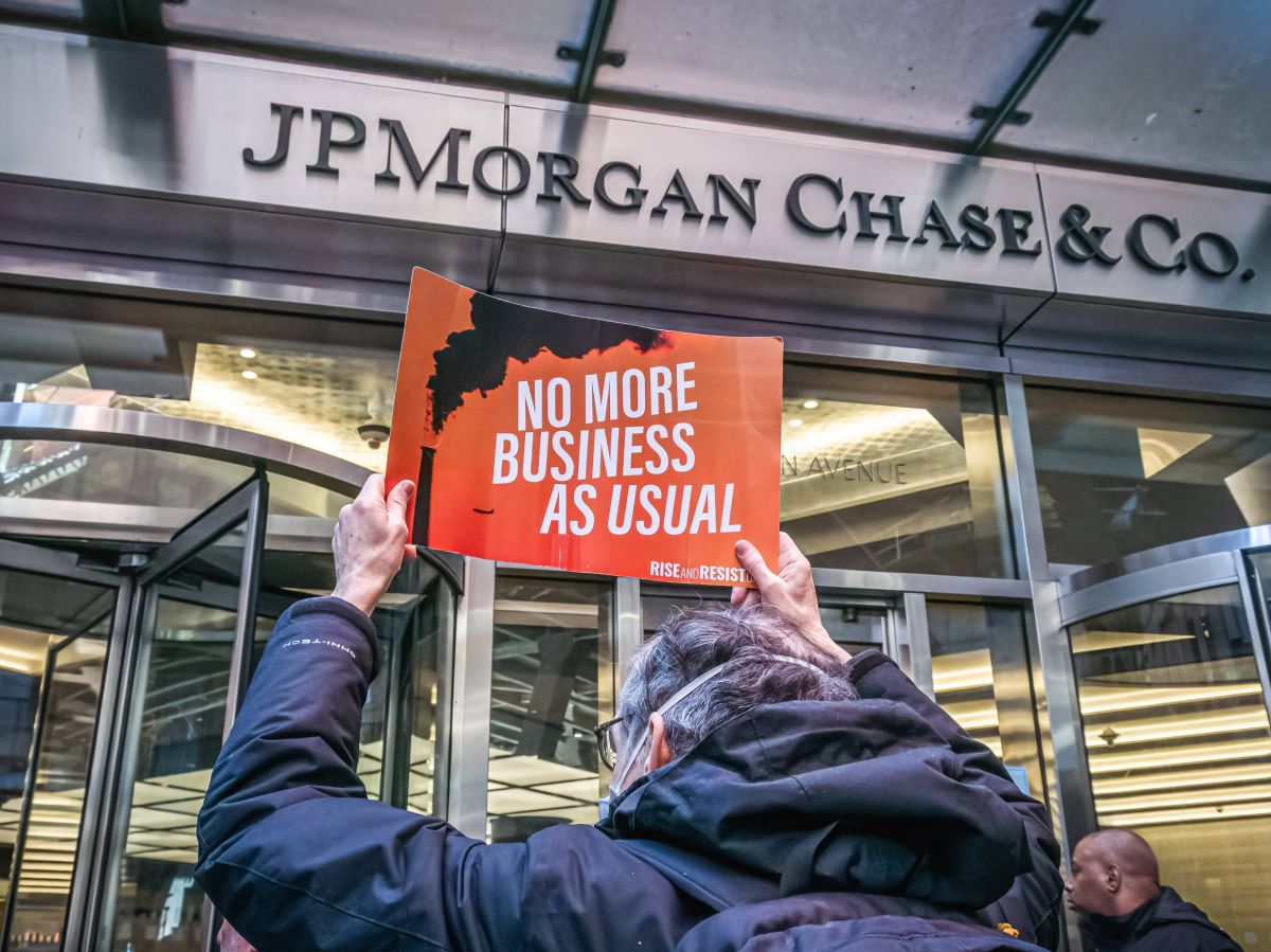 activiste pour le climat devant la banque JPMorgan à New York